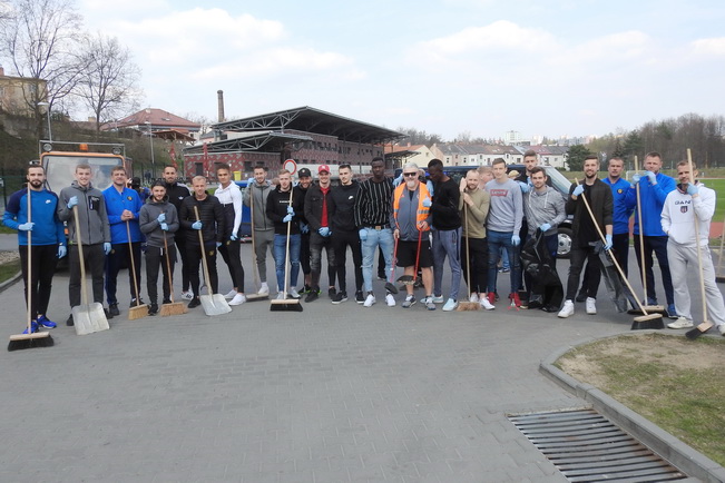 Fotbalisté FC Vysočina se postarali o úklid velké části Březinových sadů